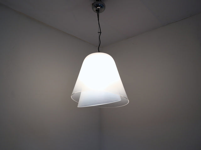 Lamperti Giglio lamp showing the double-dome light diffusion effect. lampada sospesa vintage Giglio Lamperti lumière suspension Murano.