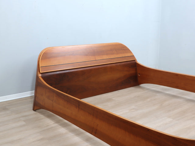 1970s curved walnut bed frame with storage: letto noce anni 70, lit vintage noyer, italienisches Designerbett, cama de nogal con almacenaje.