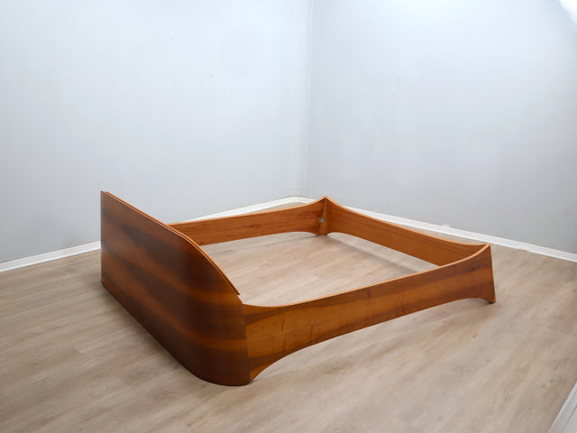 1970s curved walnut bed frame with storage letto noce anni 70, lit vintage noyer, italienisches Designerbett, cama de nogal con almacenaje.