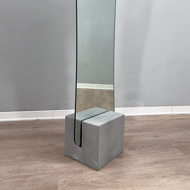 Acerbis Narciso post-modern mirror. Specchio vintage silhouette anni 80. Miroir design en pierre Serena. Postmoderner Spiegel.
