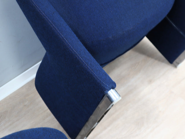 Pair of restored 1970s Alky armchairs by Giancarlo Piretti for Castelli in original blue fabric. Coppia poltrone Alky Piretti Castelli. Paire de fauteuils Alky bleu. Paar Alky Sessel blau.