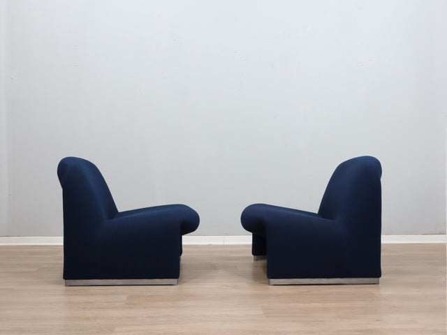 Pair of restored 1970s Alky armchairs by Giancarlo Piretti for Castelli in original blue fabric. Coppia poltrone Alky Piretti Castelli. Paire de fauteuils Alky bleu. Paar Alky Sessel blau.