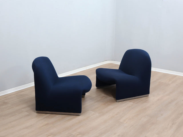 Pair of restored 1970s Alky armchairs by Giancarlo Piretti for Castelli in original blue fabric. Coppia poltrone Alky Piretti Castelli. Paire de fauteuils Alky bleu. Paar Alky Sessel blau.