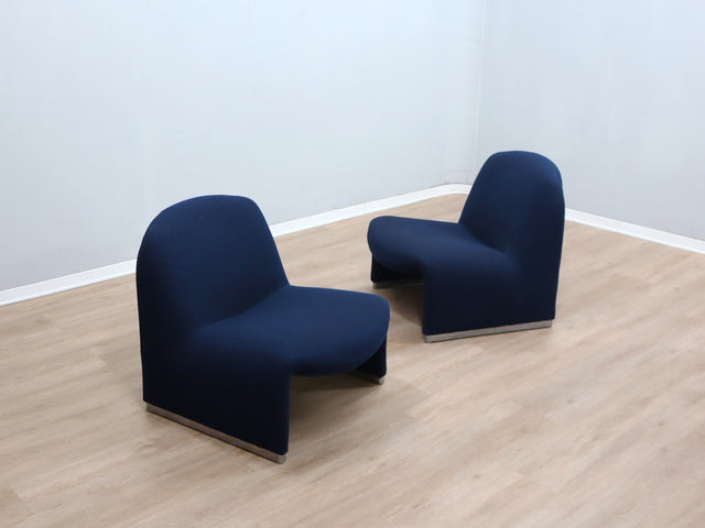 Pair of restored 1970s Alky armchairs by Giancarlo Piretti for Castelli in original blue fabric. Coppia poltrone Alky Piretti Castelli. Paire de fauteuils Alky bleu. Paar Alky Sessel blau.