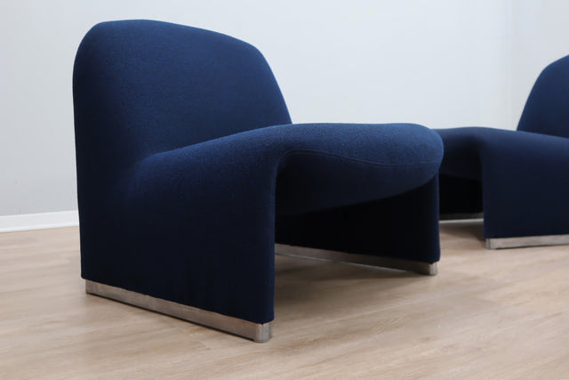 Pair of restored 1970s Alky armchairs by Giancarlo Piretti for Castelli in original blue fabric. Coppia poltrone Alky Piretti Castelli. Paire de fauteuils Alky bleu. Paar Alky Sessel blau.