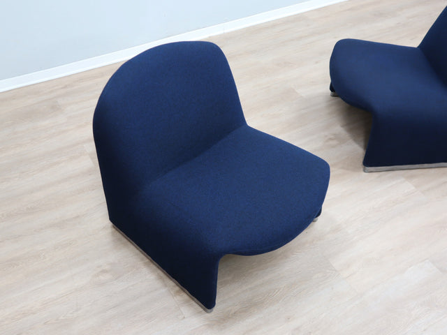 Pair of restored 1970s Alky armchairs by Giancarlo Piretti for Castelli in original blue fabric. Coppia poltrone Alky Piretti Castelli. Paire de fauteuils Alky bleu. Paar Alky Sessel blau.