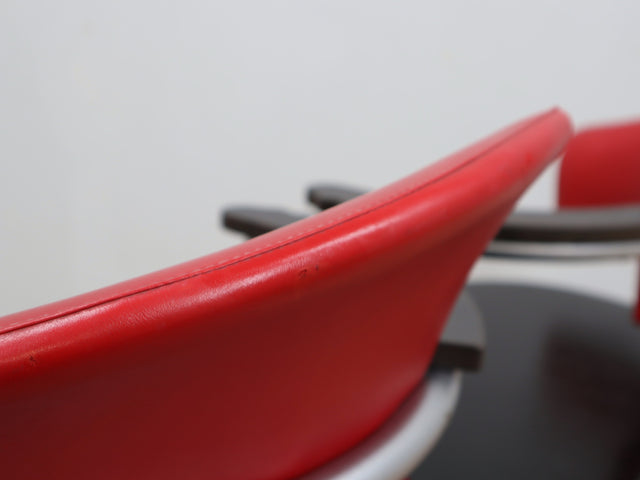 Post-modern Italian bench: 90s design panca rossa/nera, banc vintage métal/bois, Memphis style seating, dekorative Sitzbank für Sammler.