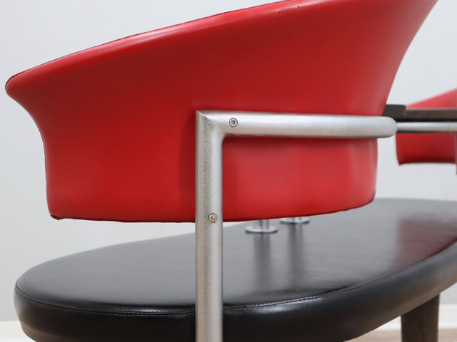 Post-modern Italian bench: 90s design panca rossa/nera, banc vintage métal/bois, Memphis style seating, dekorative Sitzbank für Sammler.