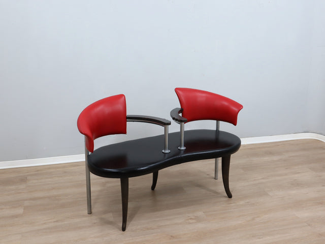 Post-modern Italian bench: 90s design panca rossa/nera, banc vintage métal/bois, Memphis style seating, dekorative Sitzbank für Sammler.