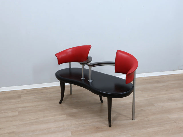 Post-modern Italian bench: 90s design panca rossa/nera, banc vintage métal/bois, Memphis style seating, dekorative Sitzbank für Sammler.