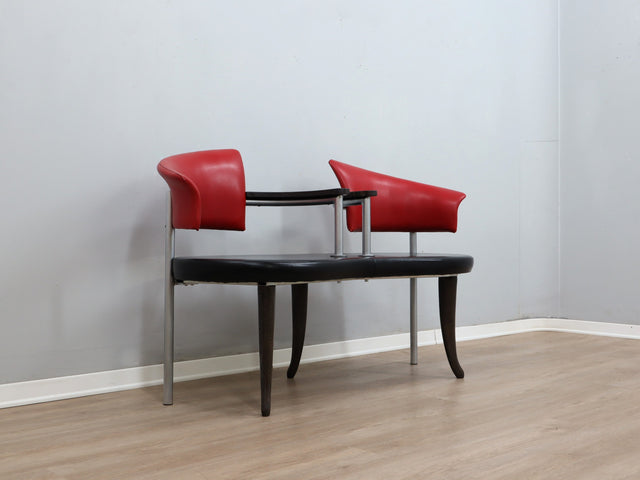 Post-modern Italian bench: 90s design panca rossa/nera, banc vintage métal/bois, Memphis style seating, dekorative Sitzbank für Sammler.