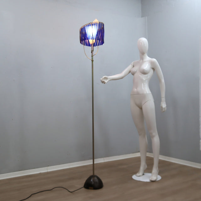 1980s Artemide blue glass floor lamp by Toni Cordero. Lampadaire Artemide verre bleu 1980. Artemide Stehleuchte Blaues Glas Toni Cordero.