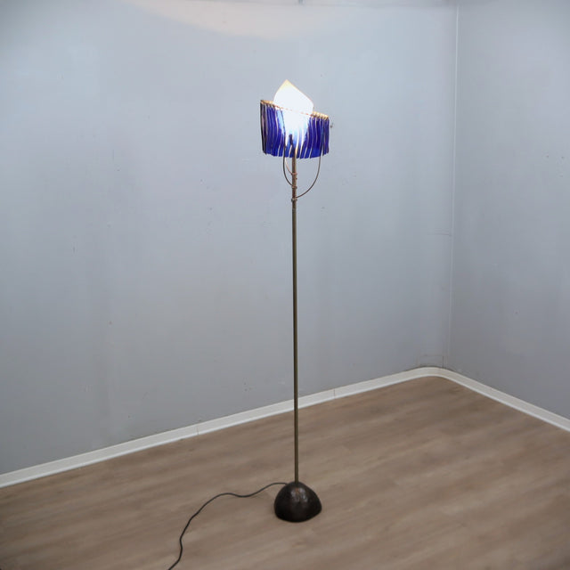 1980s Artemide blue glass floor lamp by Toni Cordero. Lampadaire Artemide verre bleu 1980. Artemide Stehleuchte Blaues Glas Toni Cordero.