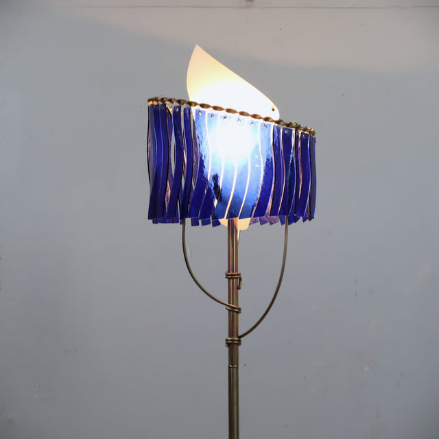 1980s Artemide blue glass floor lamp by Toni Cordero. Lampadaire Artemide verre bleu 1980. Artemide Stehleuchte Blaues Glas Toni Cordero.