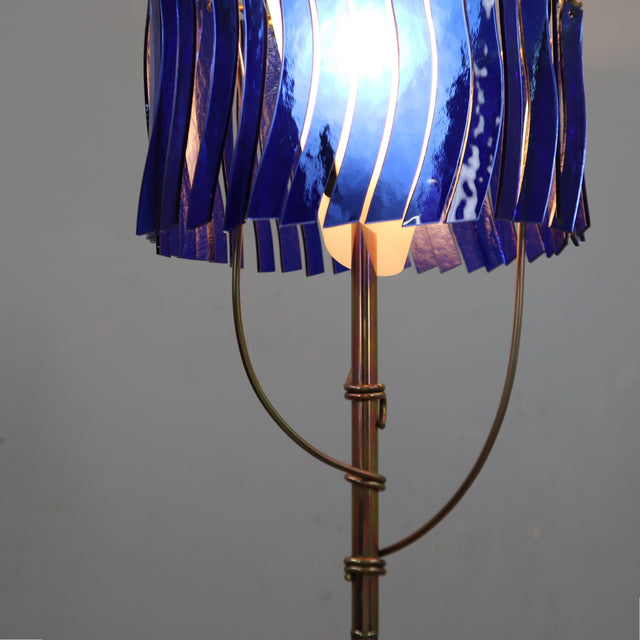 1980s Artemide blue glass floor lamp by Toni Cordero. Lampadaire Artemide verre bleu 1980. Artemide Stehleuchte Blaues Glas Toni Cordero.