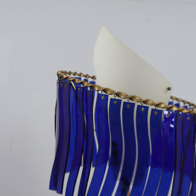1980s Artemide blue glass floor lamp by Toni Cordero. Lampadaire Artemide verre bleu 1980. Artemide Stehleuchte Blaues Glas Toni Cordero.
