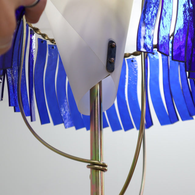 1980s Artemide blue glass floor lamp by Toni Cordero. Lampadaire Artemide verre bleu 1980. Artemide Stehleuchte Blaues Glas Toni Cordero.