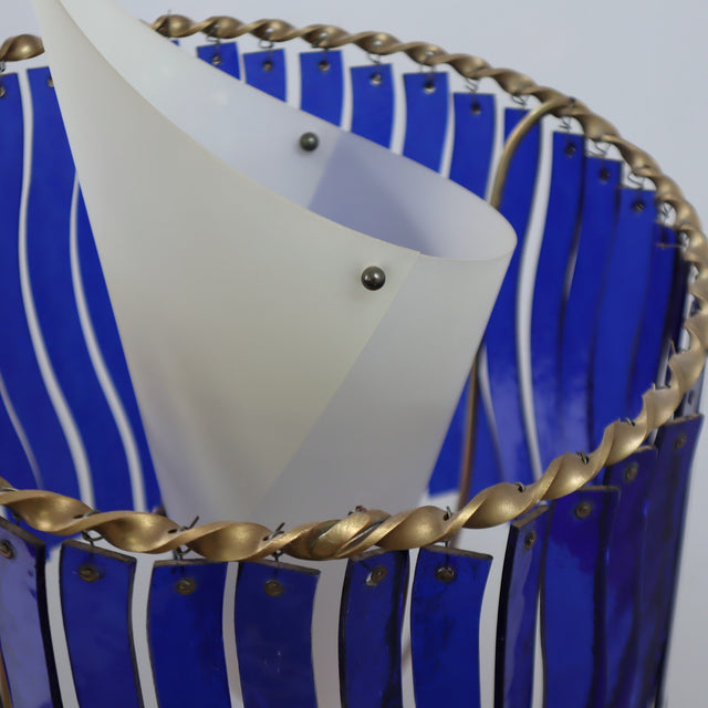 1980s Artemide blue glass floor lamp by Toni Cordero. Lampadaire Artemide verre bleu 1980. Artemide Stehleuchte Blaues Glas Toni Cordero.