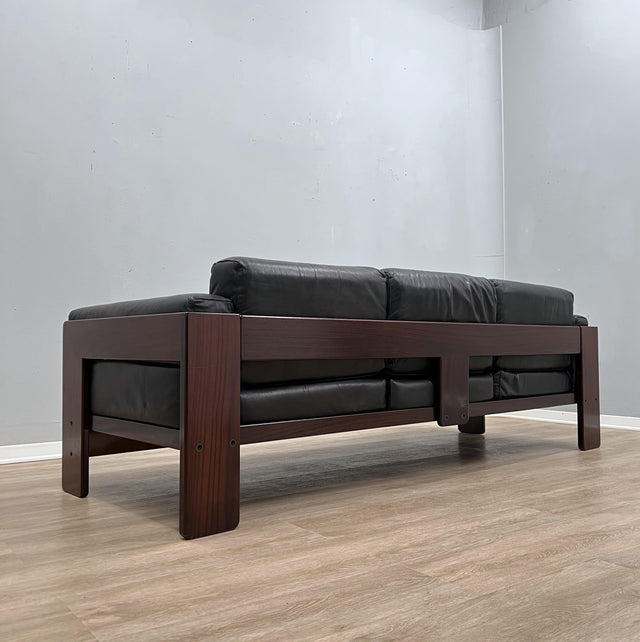 1960s Bastiano 3-seater sofa by Afra & Tobia Scarpa for Gavina. Divano vintage in legno e pelle nera. Canapé moderniste italien. Leder Couch.