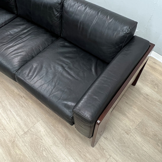 1960s Bastiano 3-seater sofa by Afra & Tobia Scarpa for Gavina. Divano vintage in legno e pelle nera. Canapé moderniste italien. Leder Couch.