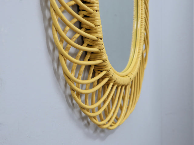 1960s yellow wicker mirror by Franco Albini for Bonacina. Albini Rattanspiegel, espejo Albini amarillo, miroir rotin Albini, specchio Albini giallo