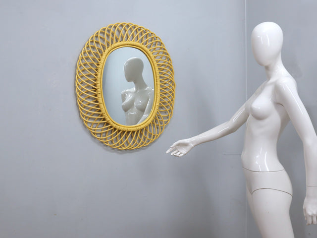 1960s yellow wicker mirror by Franco Albini for Bonacina. Albini Rattanspiegel, espejo Albini amarillo, miroir rotin Albini, specchio Albini giallo