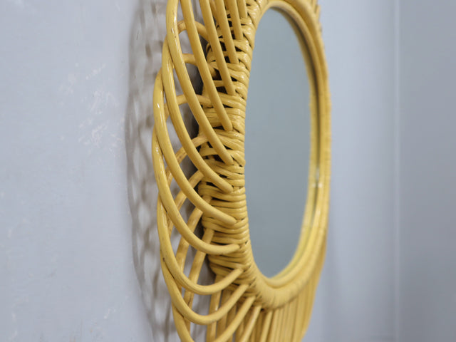 1960s yellow wicker mirror by Franco Albini for Bonacina. Albini Rattanspiegel, espejo Albini amarillo, miroir rotin Albini, specchio Albini giallo