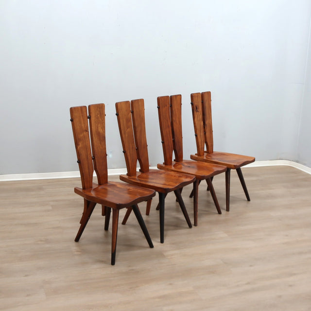 Set of four 1970s Italian Brutalist solid wood dining chairs in the style of Carlo Mollino Ensemble de quatre chaises brutalistes italiennes des années 70 en bois massif,