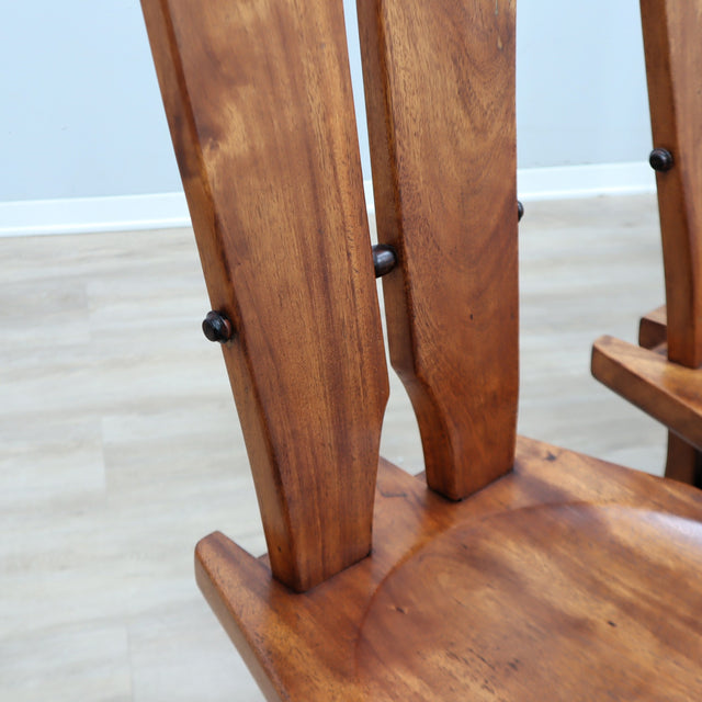 Set of four 1970s Italian Brutalist solid wood dining chairs in the style of Carlo Mollino Casa del Sole quatre chaises brutalistes italiennes des années 70 en bois massif,