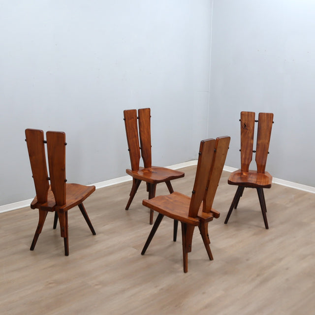 Set of four 1970s Italian Brutalist solid wood dining chairs in the style of Carlo Mollino Casa del Sole quatre chaises brutalistes italiennes des années 70 en bois massif,