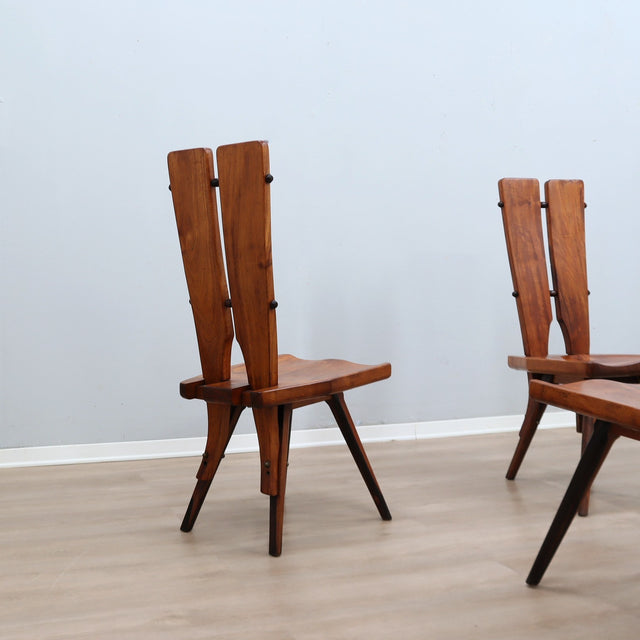 Set of four 1970s Italian Brutalist solid wood dining chairs in the style of Carlo Mollino Casa del Sole quatre chaises brutalistes italiennes des années 70 en bois massif,