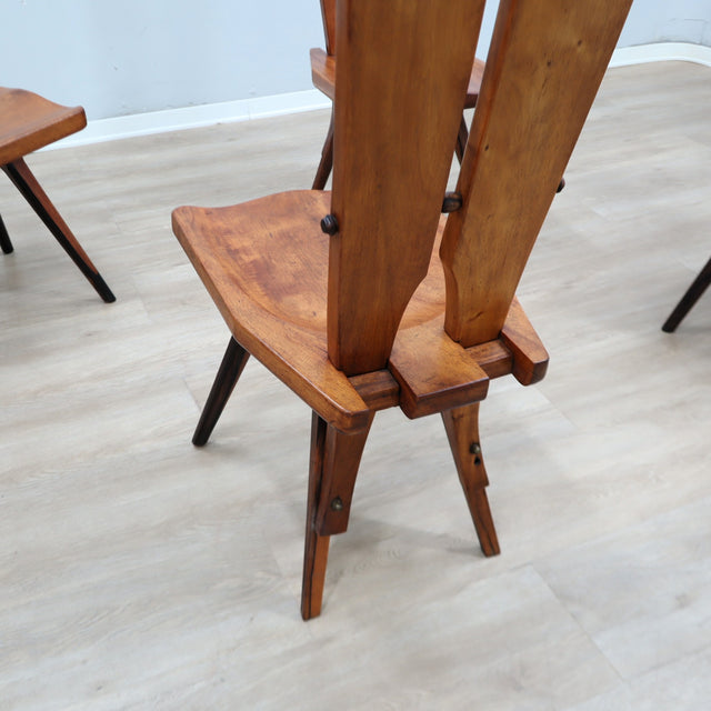 Set of four 1970s Italian Brutalist solid wood dining chairs in the style of Carlo Mollino Casa del Sole quatre chaises brutalistes italiennes des années 70 en bois massif,