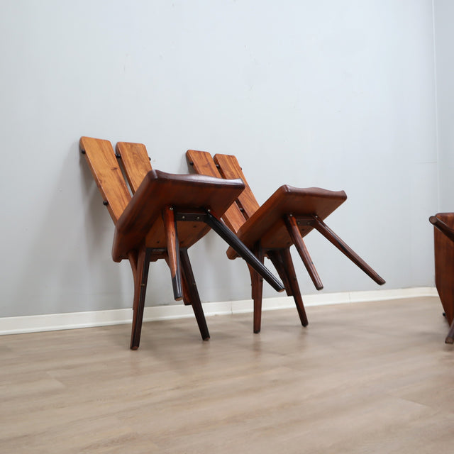 Set of four 1970s Italian Brutalist solid wood dining chairs in the style of Carlo Mollino Casa del Sole quatre chaises brutalistes italiennes des années 70 en bois massif,
