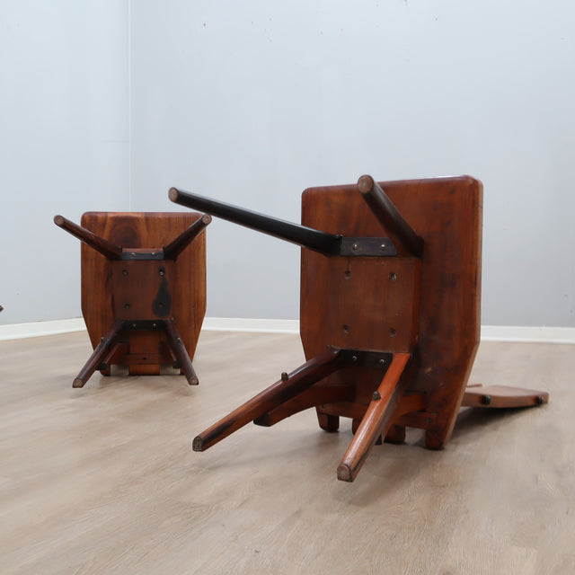 Set of four 1970s Italian Brutalist solid wood dining chairs in the style of Carlo Mollino Casa del Sole quatre chaises brutalistes italiennes des années 70 en bois massif,
