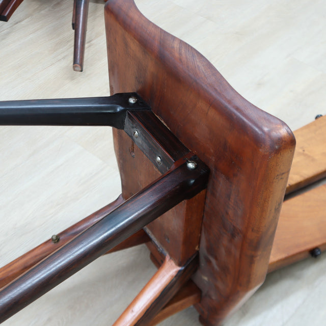 Set of four 1970s Italian Brutalist solid wood dining chairs in the style of Carlo Mollino Casa del Sole quatre chaises brutalistes italiennes des années 70 en bois massif,