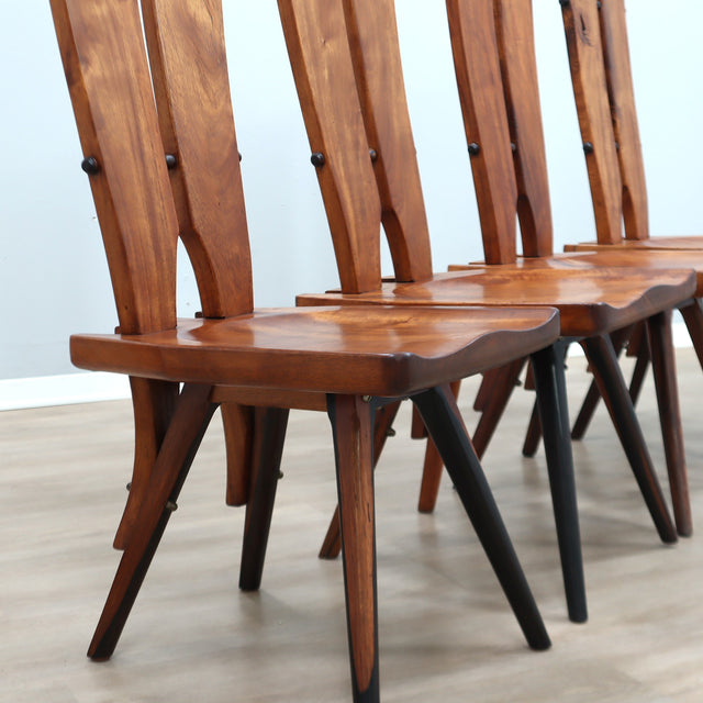 Set of four 1970s Italian Brutalist solid wood dining chairs in the style of Carlo Mollino Casa del Sole quatre chaises brutalistes italiennes des années 70 en bois massif,