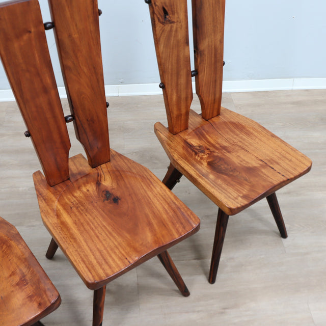 Set of four 1970s Italian Brutalist solid wood dining chairs in the style of Carlo Mollino Casa del Sole quatre chaises brutalistes italiennes des années 70 en bois massif,