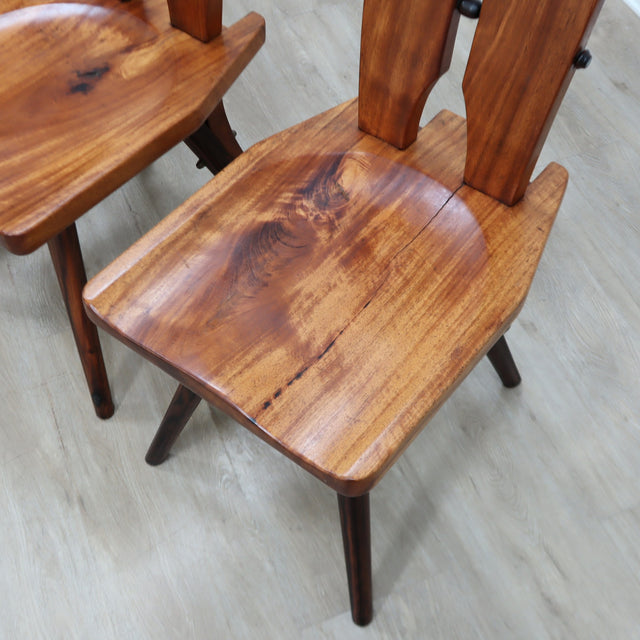 Set of four 1970s Italian Brutalist solid wood dining chairs in the style of Carlo Mollino Casa del Sole quatre chaises brutalistes italiennes des années 70 en bois massif,