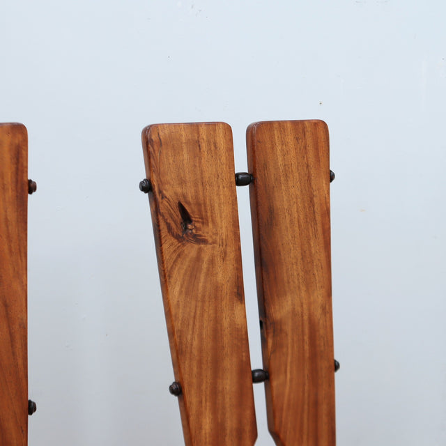 Set of four 1970s Italian Brutalist solid wood dining chairs in the style of Carlo Mollino Casa del Sole quatre chaises brutalistes italiennes des années 70 en bois massif,