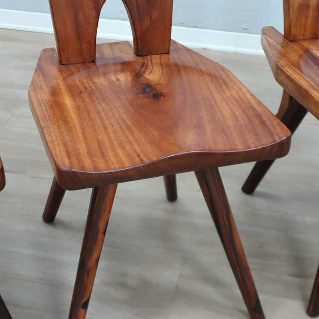 Set of four 1970s Italian Brutalist solid wood dining chairs in the style of Carlo Mollino Casa del Sole quatre chaises brutalistes italiennes des années 70 en bois massif,