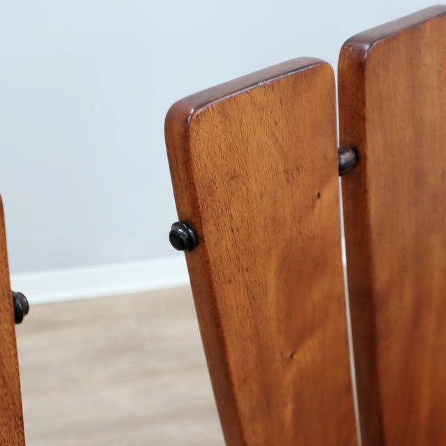 Set of four 1970s Italian Brutalist solid wood dining chairs in the style of Carlo Mollino Casa del Sole quatre chaises brutalistes italiennes des années 70 en bois massif,