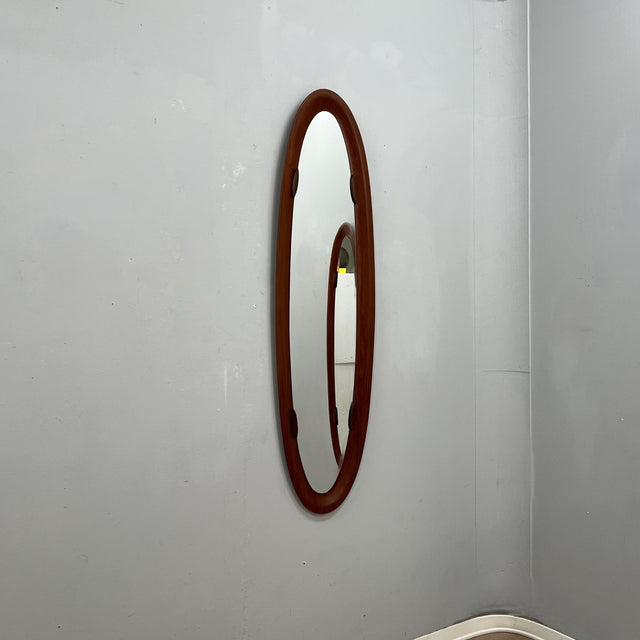 Campo e Graffi 1960s oval teak mirror, shell shape with circular mid-point accents. Totally restore, excellent condition. Unique vintage mirror commands attention.