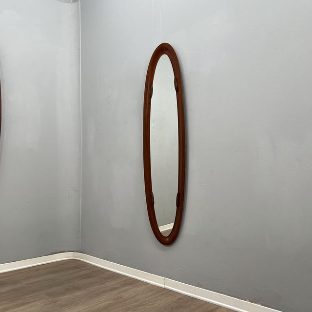 Campo e Graffi 1960s oval teak mirror, shell shape with circular mid-point accents. Totally restore, excellent condition. Unique vintage mirror commands attention.