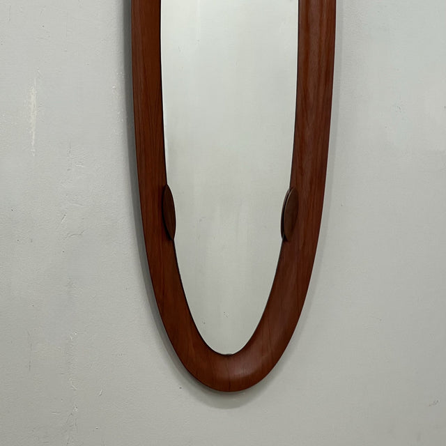 Campo e Graffi 1960s oval teak mirror, shell shape with circular mid-point accents. Totally restore, excellent condition. Unique vintage mirror commands attention.