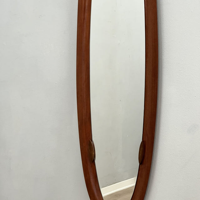 Campo e Graffi 1960s oval teak mirror, shell shape with circular mid-point accents. Totally restore, excellent condition. Unique vintage mirror commands attention.