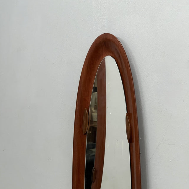Campo e Graffi 1960s oval teak mirror, shell shape with circular mid-point accents. Totally restore, excellent condition. Unique vintage mirror commands attention.