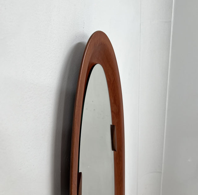 Campo e Graffi 1960s oval teak mirror, shell shape with circular mid-point accents. Totally restore, excellent condition. Unique vintage mirror commands attention.