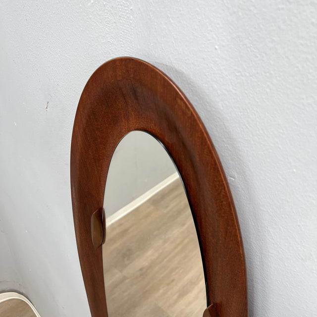 Campo e Graffi 1960s oval teak mirror, shell shape with circular mid-point accents. Totally restore, excellent condition. Unique vintage mirror commands attention.
