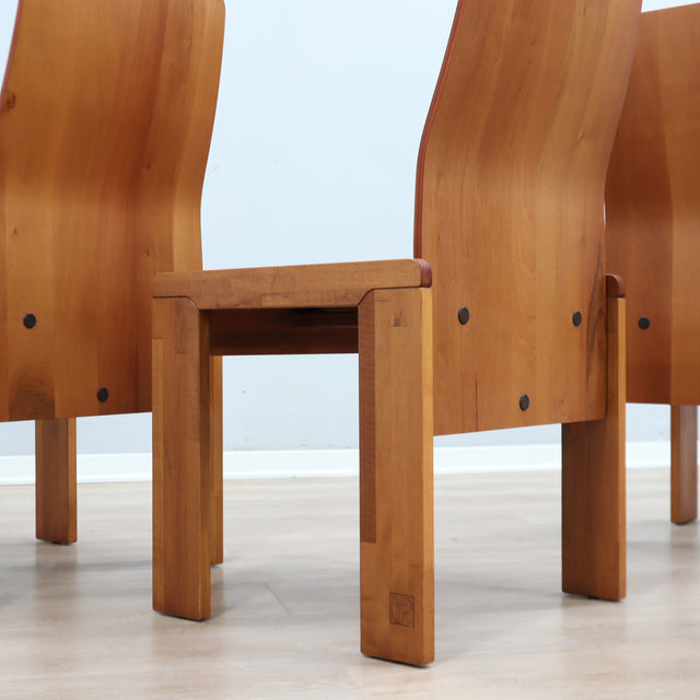 Set of 4 1970s Italian bentwood high-back dining chairs in Carlo Scarpa style. Set 4 sedie anni 70 multistrato curvato. Chaises vintage 1970.