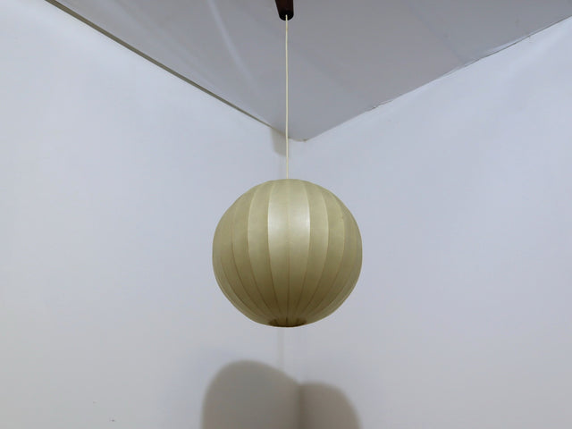 1970s Italian Cocoon globe pendant lamp with teak wood details. Lampadario Cocoon anni 70. Suspension vintage Italienische Kugellampe.